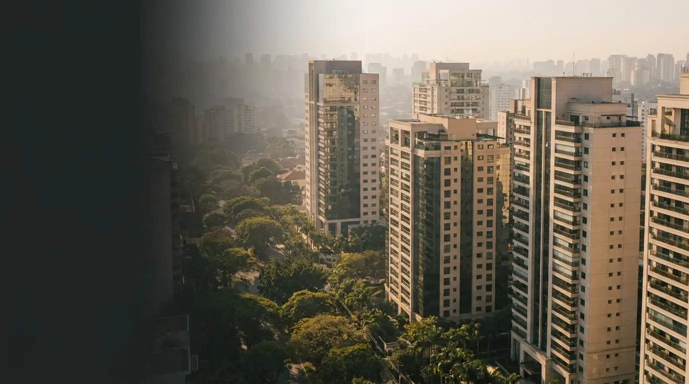Vista aérea de um bairro residencial de alto padrão em São Paulo ao entardecer